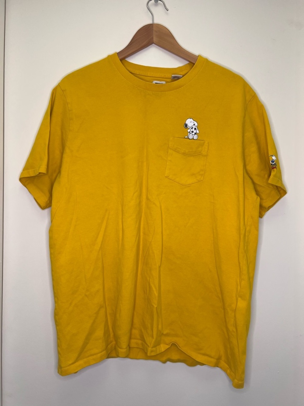 Levi’s x Peanuts Snoopy Pocket Tee Yellow Graphic T-Shirt Size Large